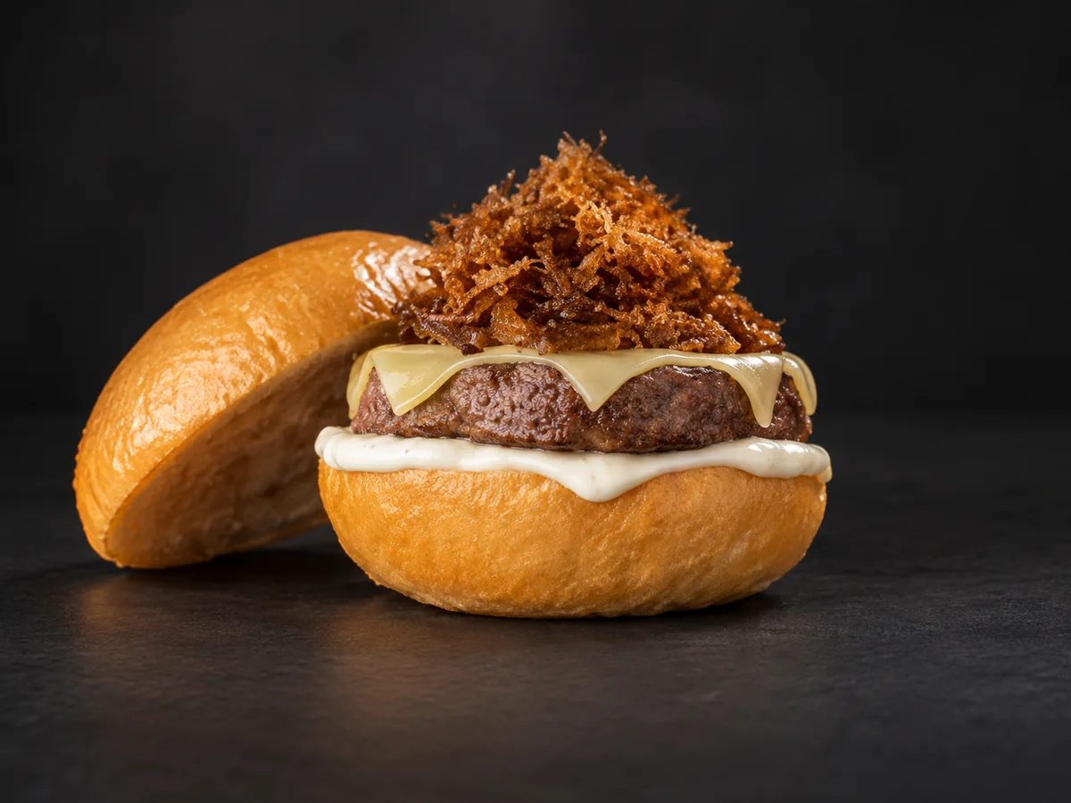 Burger Downtown no pão francês com carne de sol
