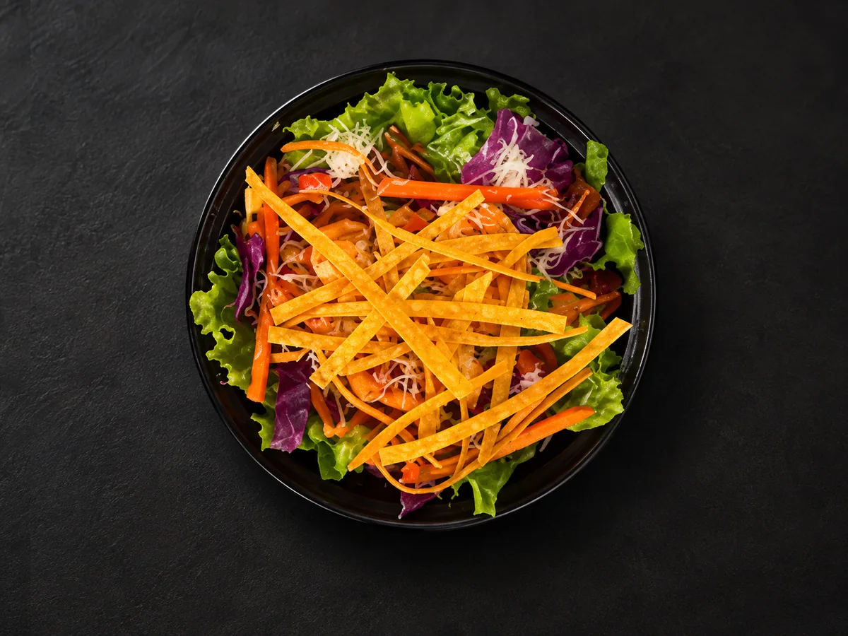 Salada Texmex Downtown com frango e tiras de tortilla